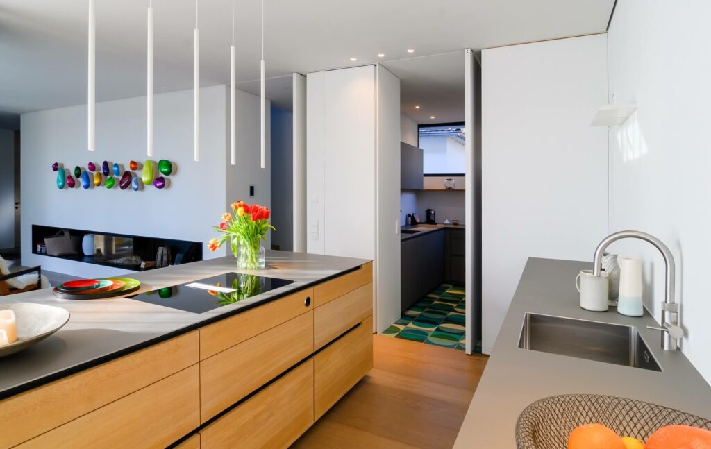 Massivholzkuechen COBOTHA Massivholz Inselküche mit Kochfeldabzug