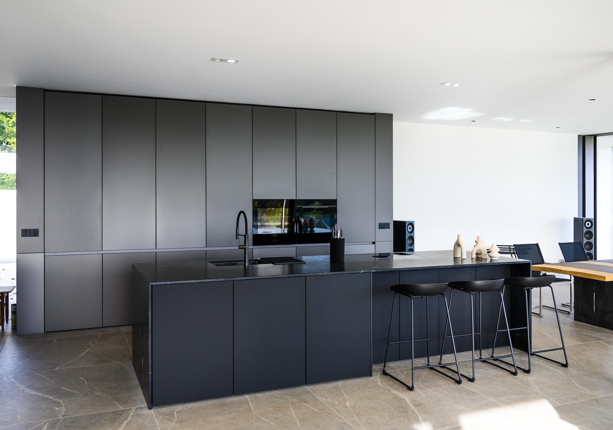 Schwarze Küche Exklusive Designküche schwarz matt grifflos