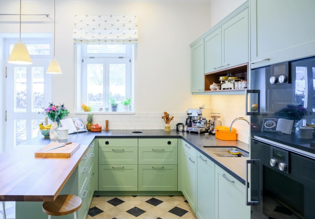 Kleine Küche U-Küche Landhaus grün mit Esstheke