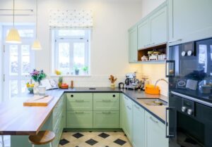 Kleine Küche U-Küche Landhaus grün mit Esstheke