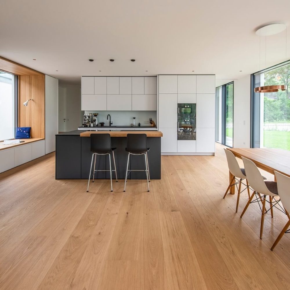 Designküche mit Insel und Essbereich Leicht