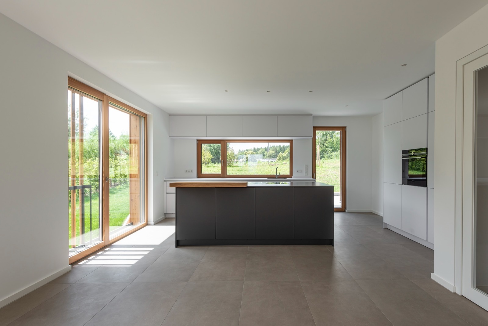 Designküche mit Insel und Esstheke Leicht