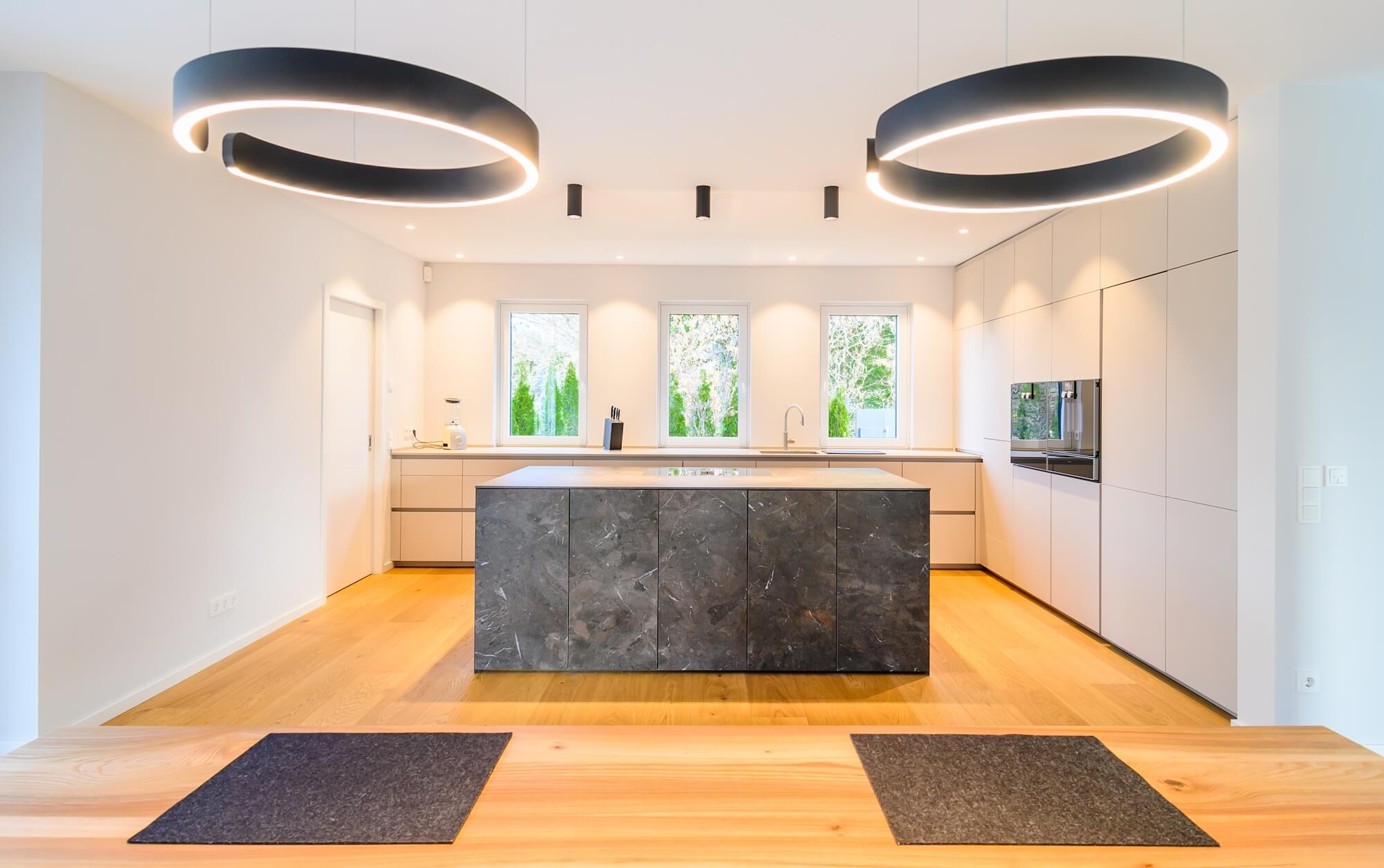 Inselkueche Design-Inselkueche-Steinoptik-grau-mit-L-Kueche
