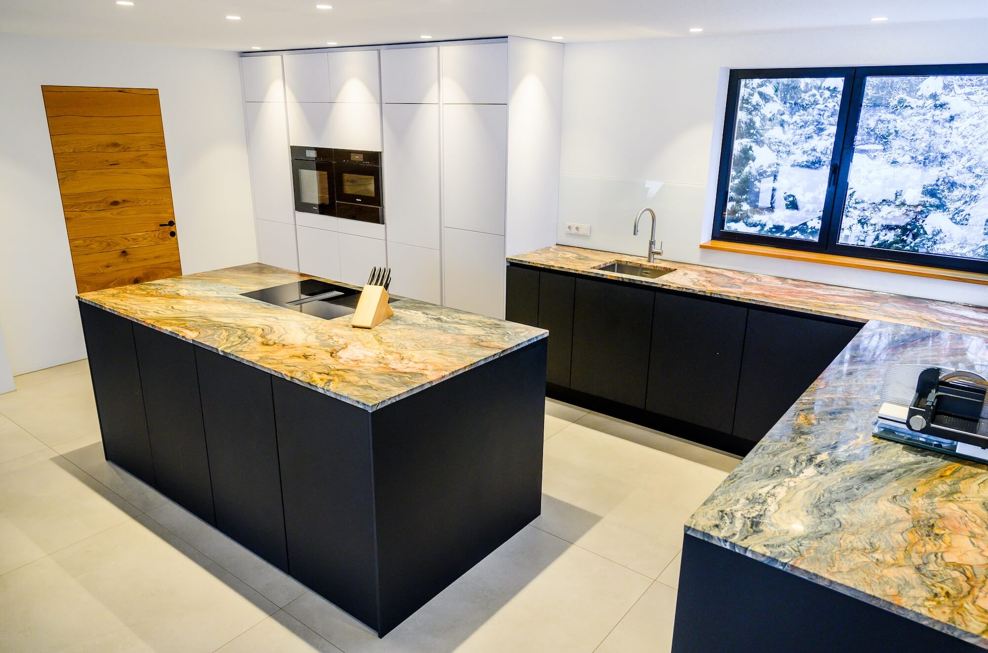 Design L-Kueche mit Naturstein matt