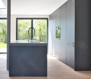 Kücheninsel planen Matt schwarze Inselküche Designstil