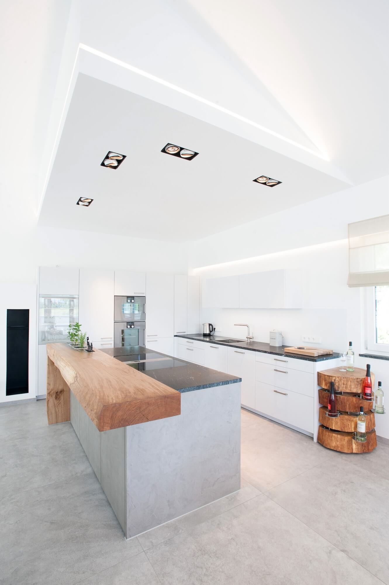 Moderne Betonkueche mit Schreineresstheke