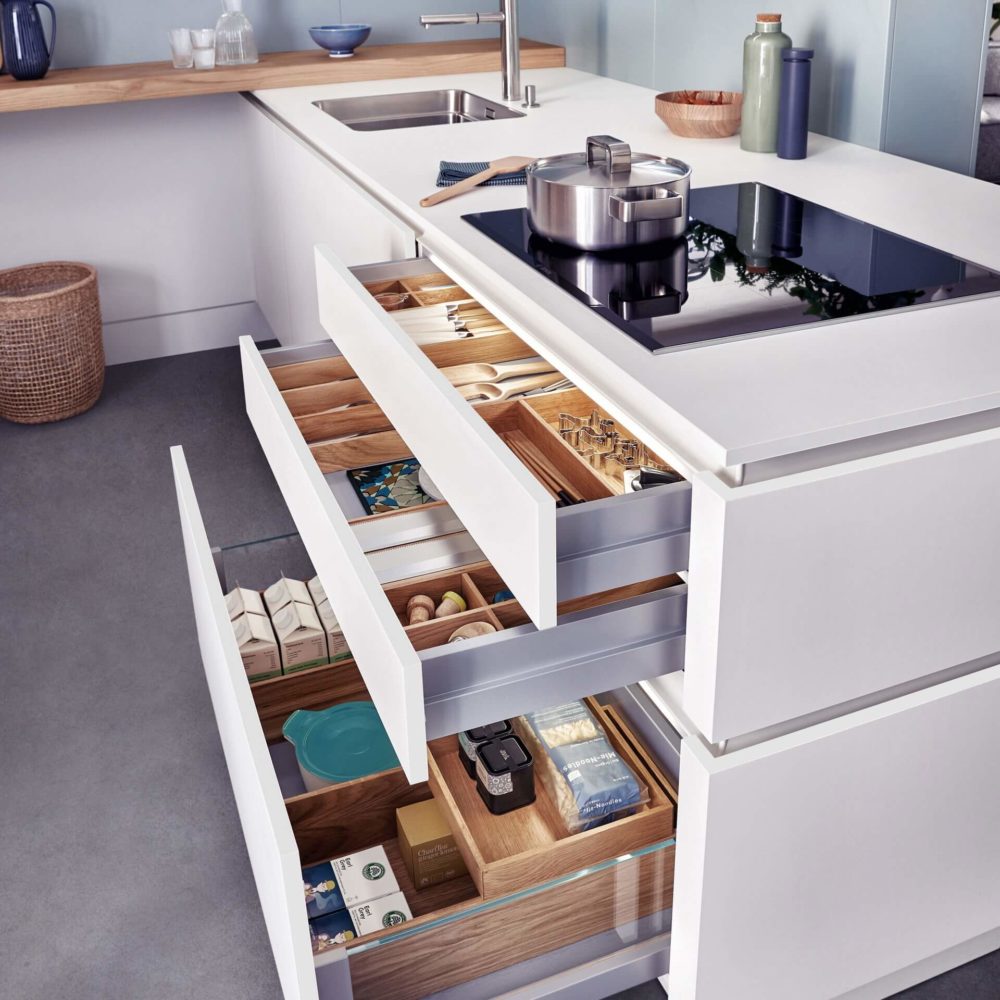 Leicht-moderne-Küche-mit-Halbinsel-Weiss