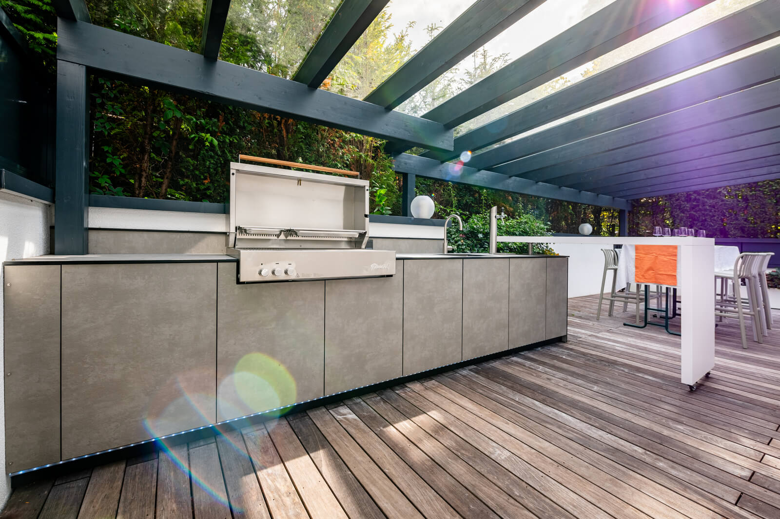 out4kitchen-outdoorkueche-concrete-dekor-mit-bartresen