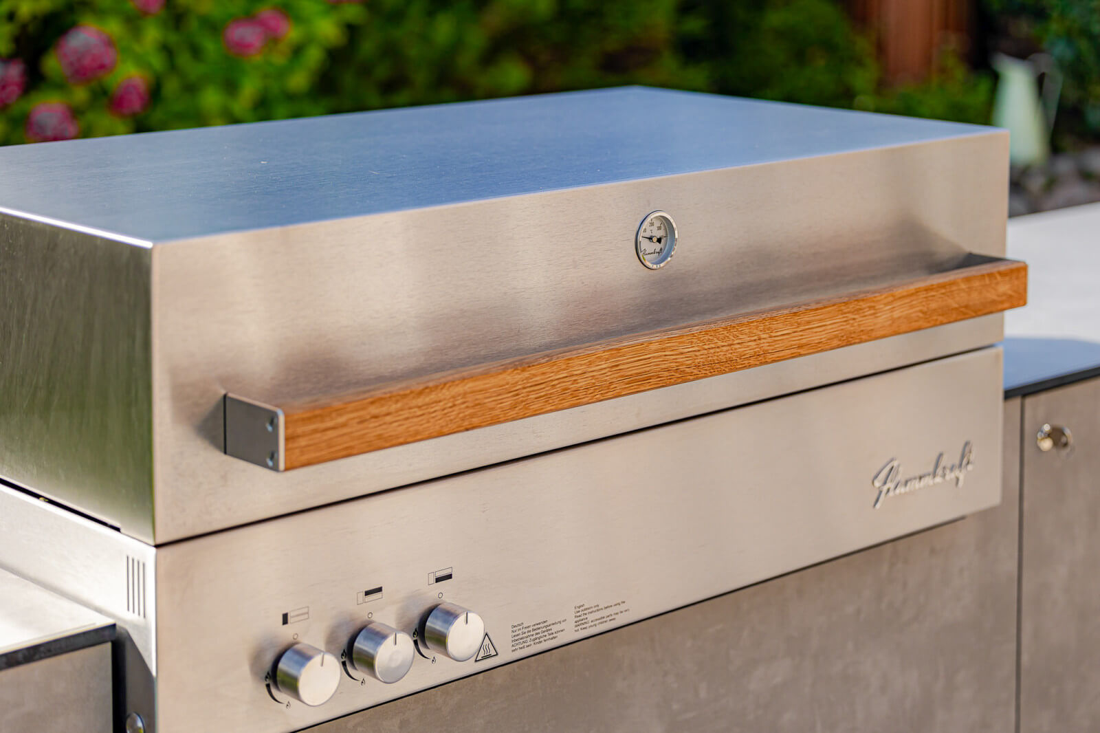out4kitchen-outdoorkueche-concrete-dekor-mit-premium-gasgrill