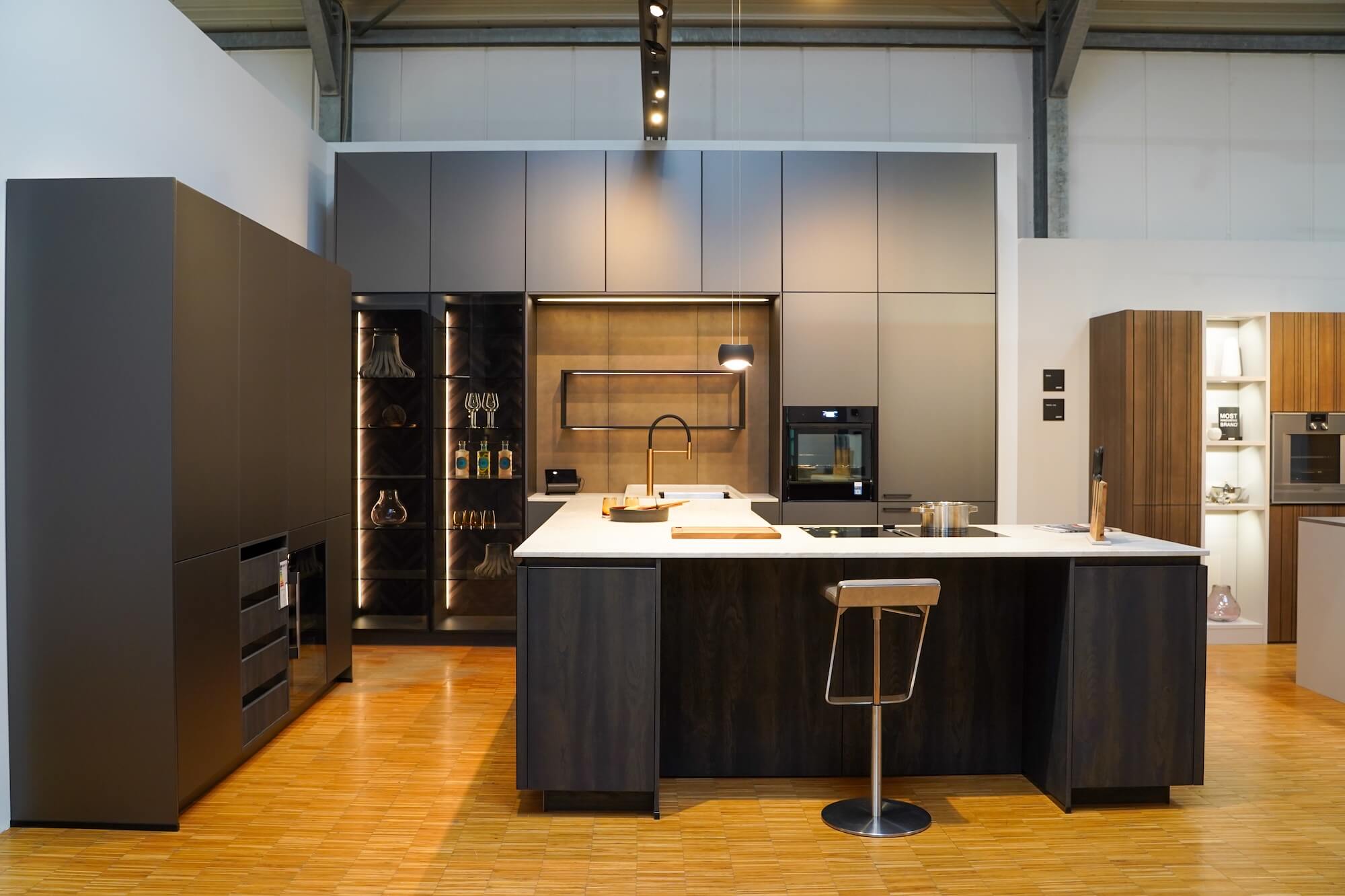 Designküche mit Glasschrank und Esstheke
