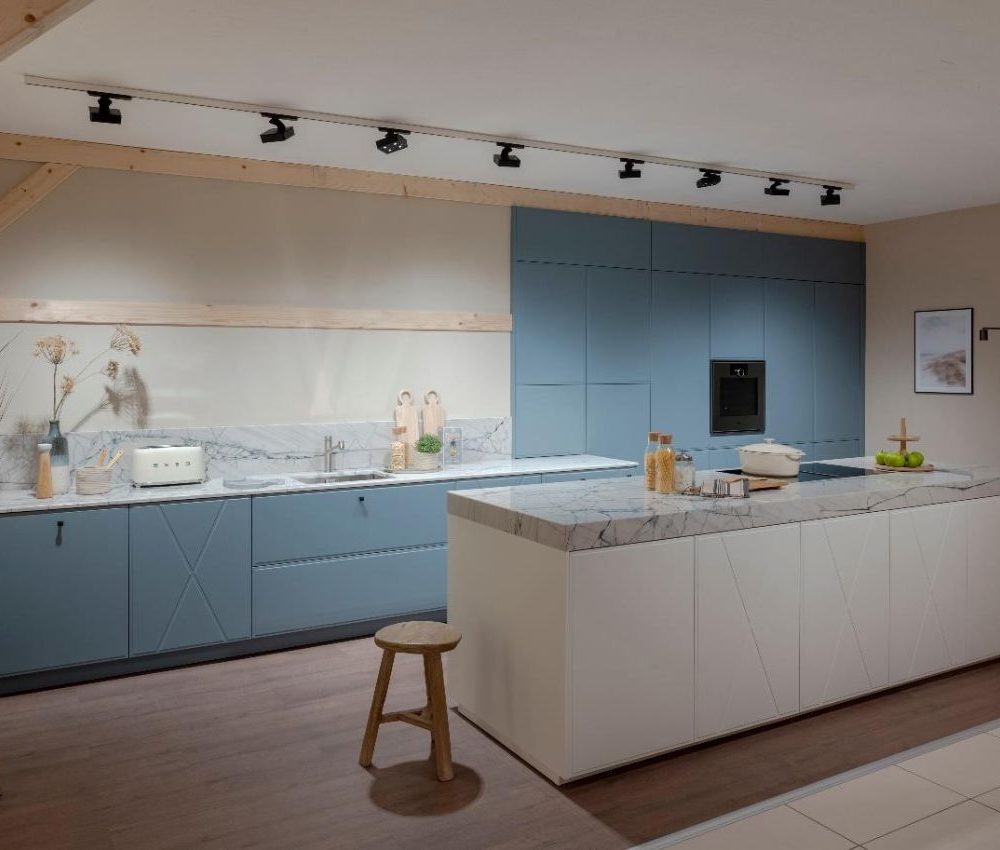 Ballerina Inselküche Designstil hellblau