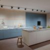 Ballerina Inselküche Designstil hellblau