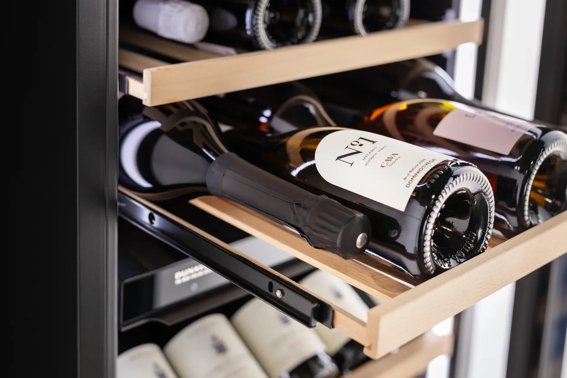 dunavox-noble-weinkuehlschrank-holzregal