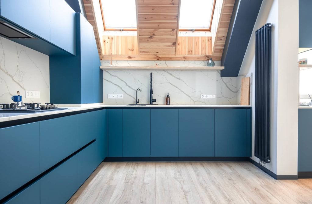 Kueche mit dachschraege blau matt
