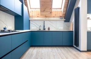 Kueche mit dachschraege blau matt