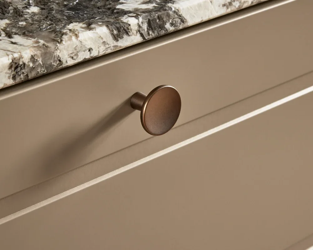 Ballerina Nobel Rahmenfront in Taupe mit Knopfgriff in Bronze